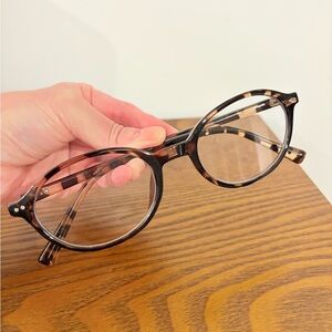 NWOT Iconic Tortoiseshell Round Frame